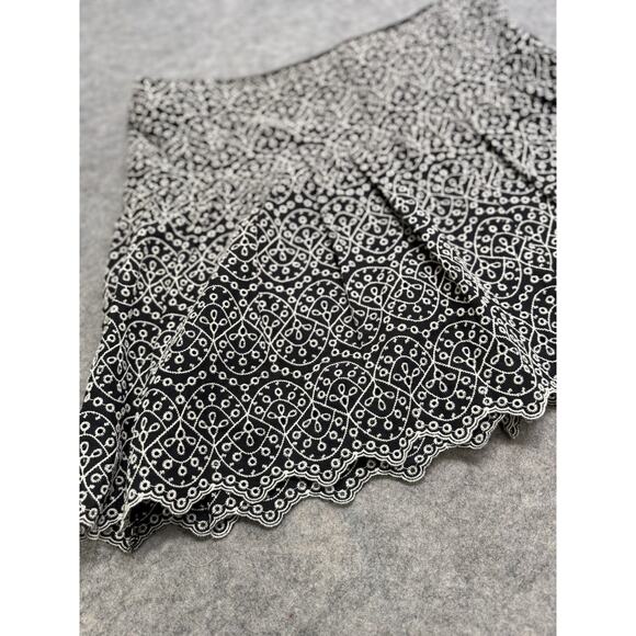 Express Women’s Skirt Size 12 Black White Embroidered A-Line Mini Scalloped Hem - Picture 2 of 6
